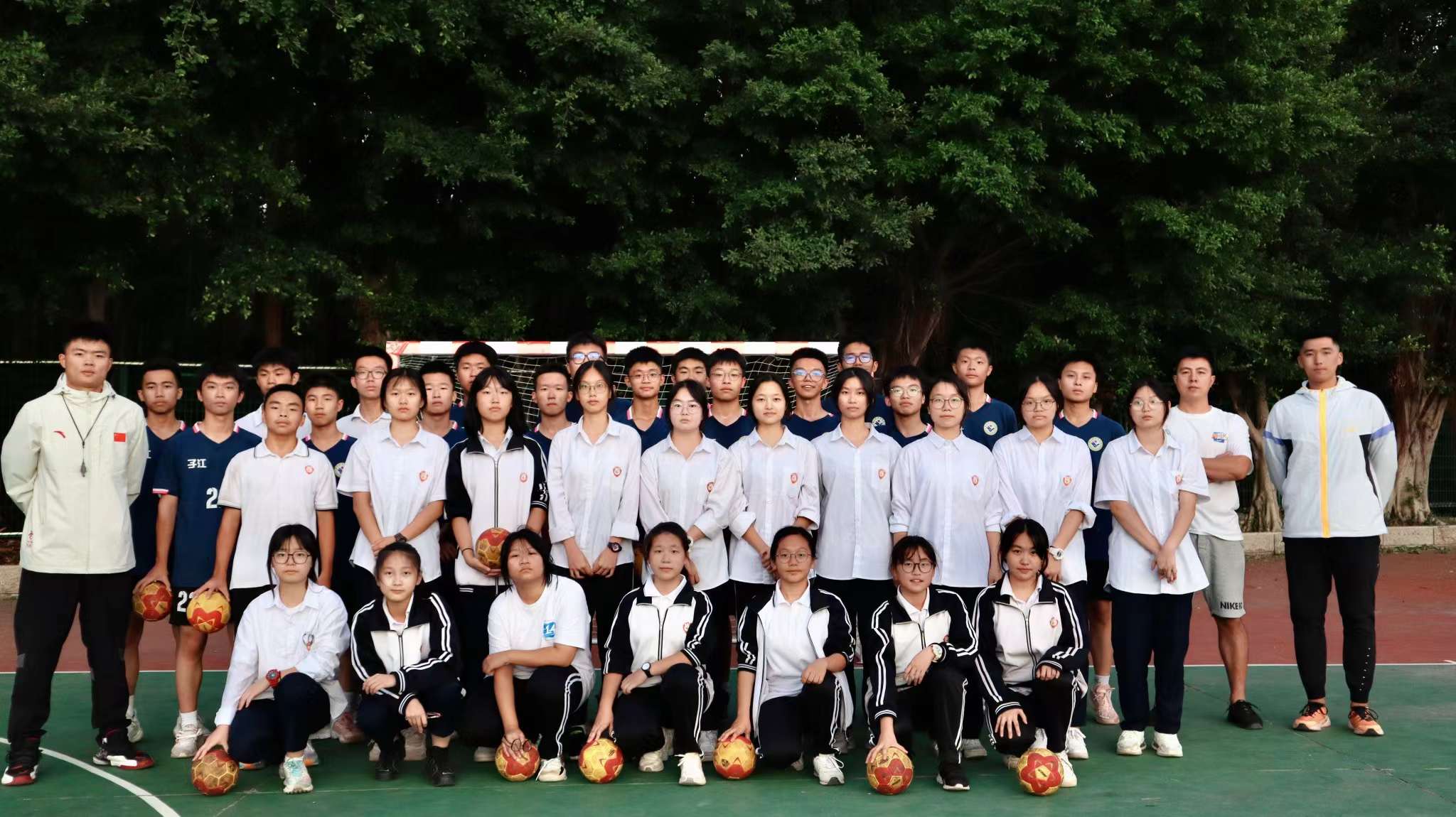 中小学生手球比赛留念